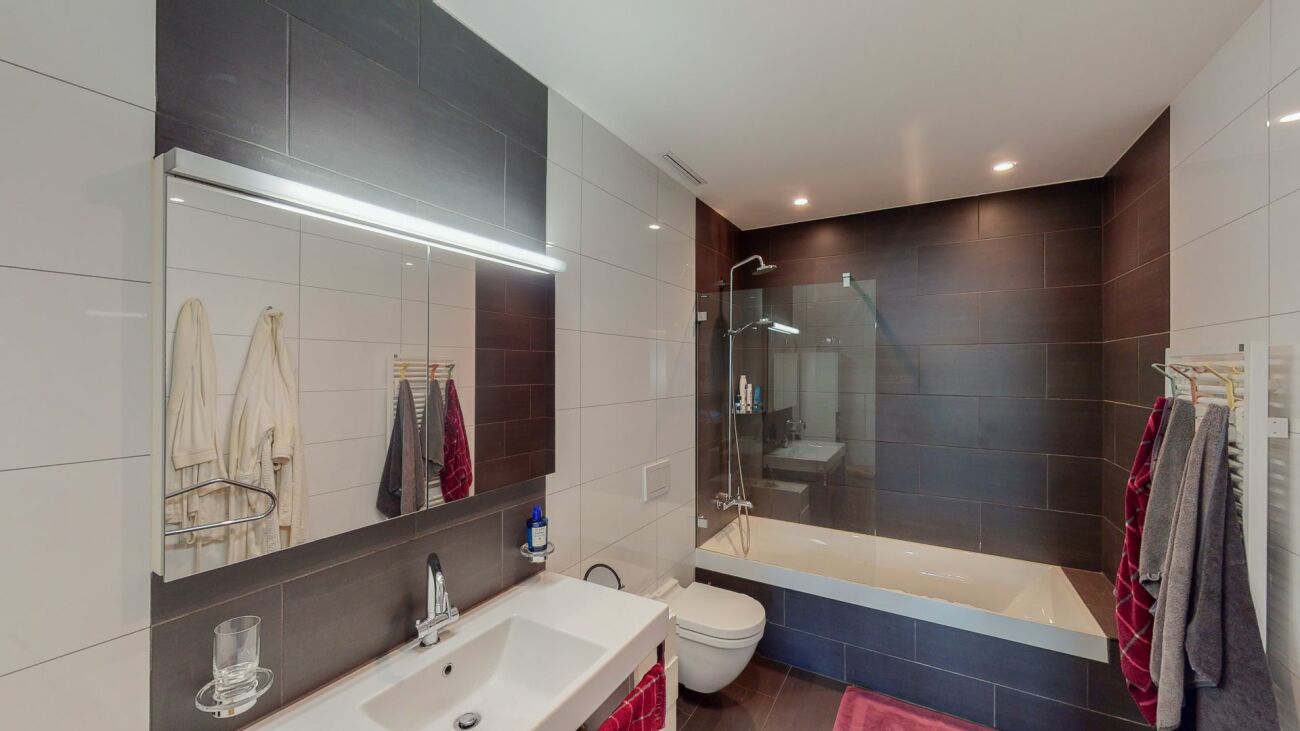 Modernes Badezimmer mit Wanne und Waschtisch