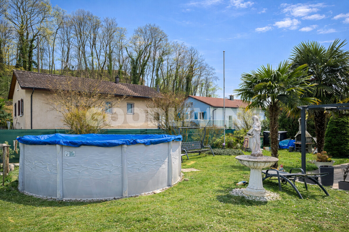 Garten mit Aufstellpool und Sitzecke