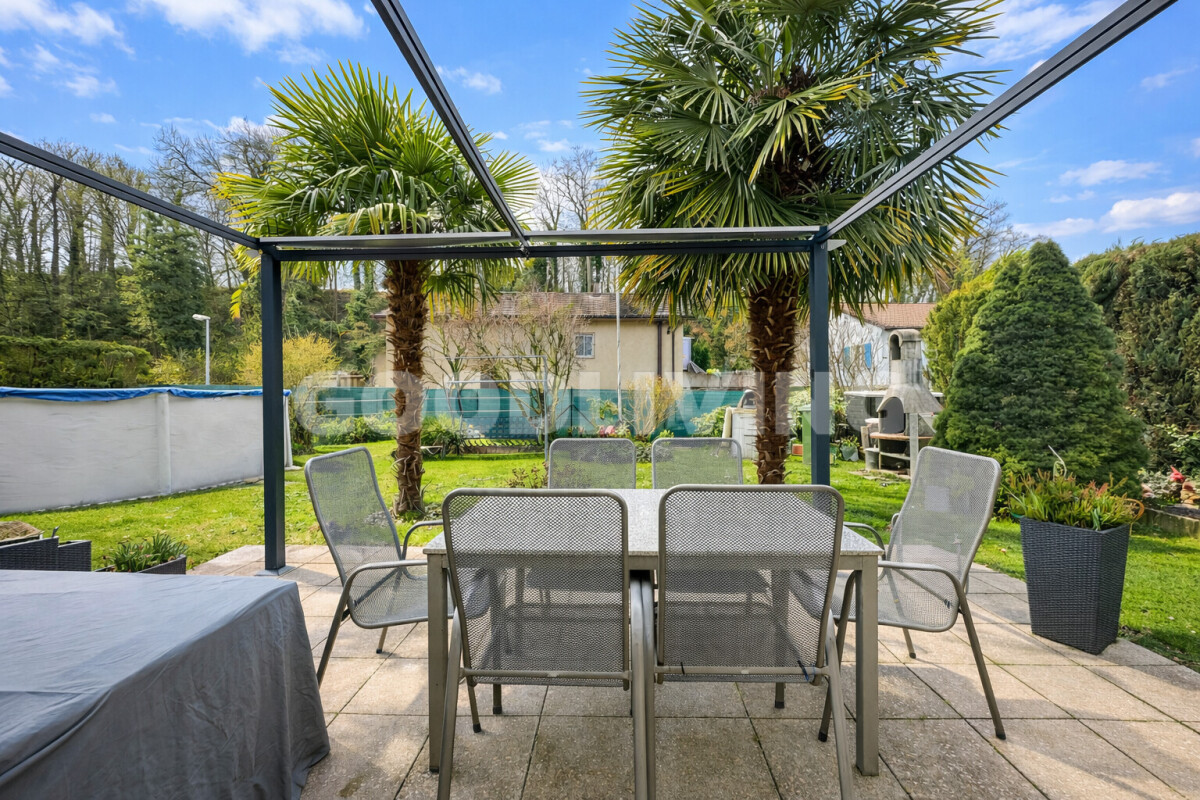 Überdachte Terrasse mit Gartenmöbeln