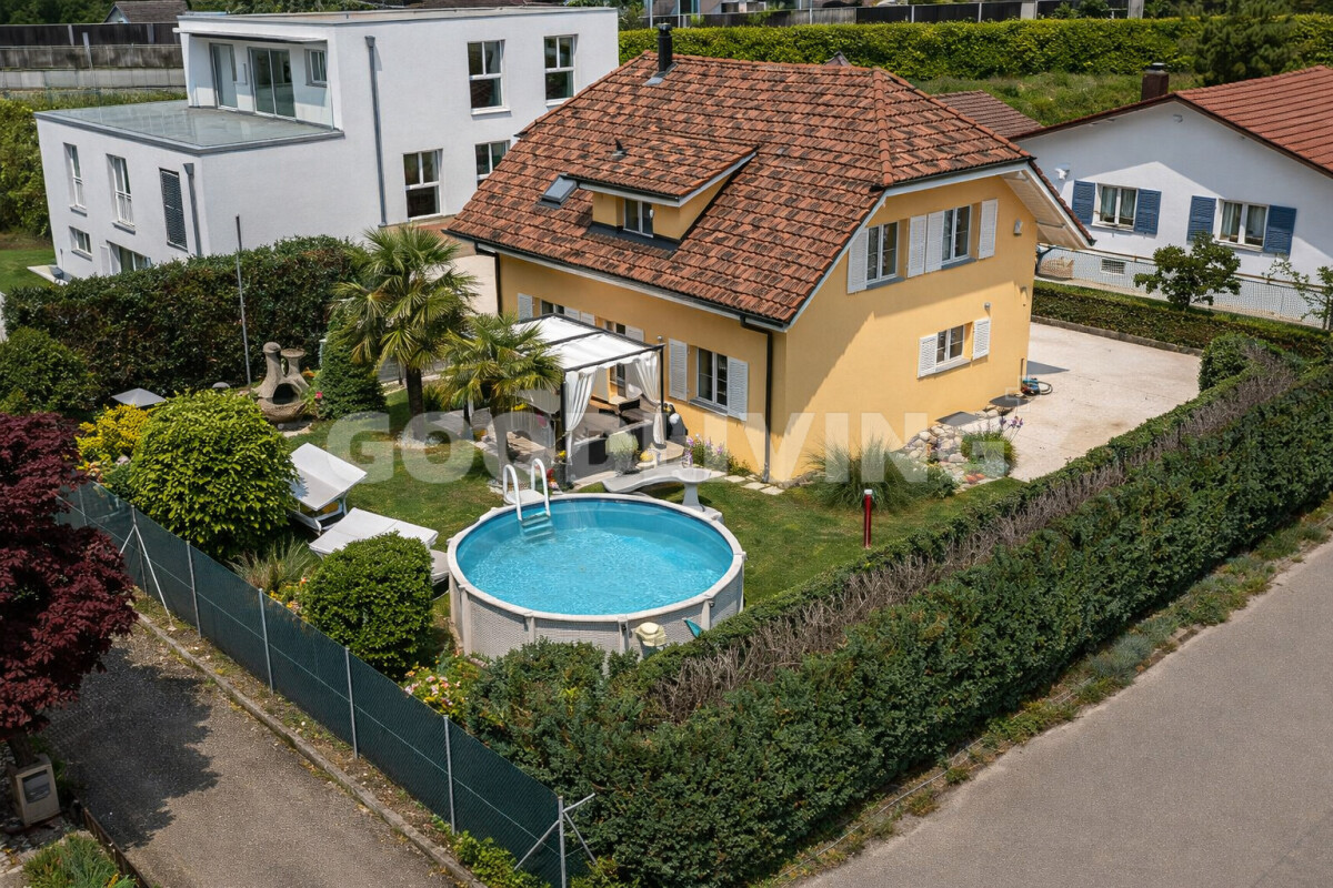 Einfamilienhaus mit Garten und Pool