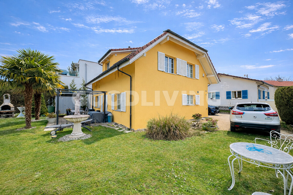 Gelbes Einfamilienhaus mit Garten
