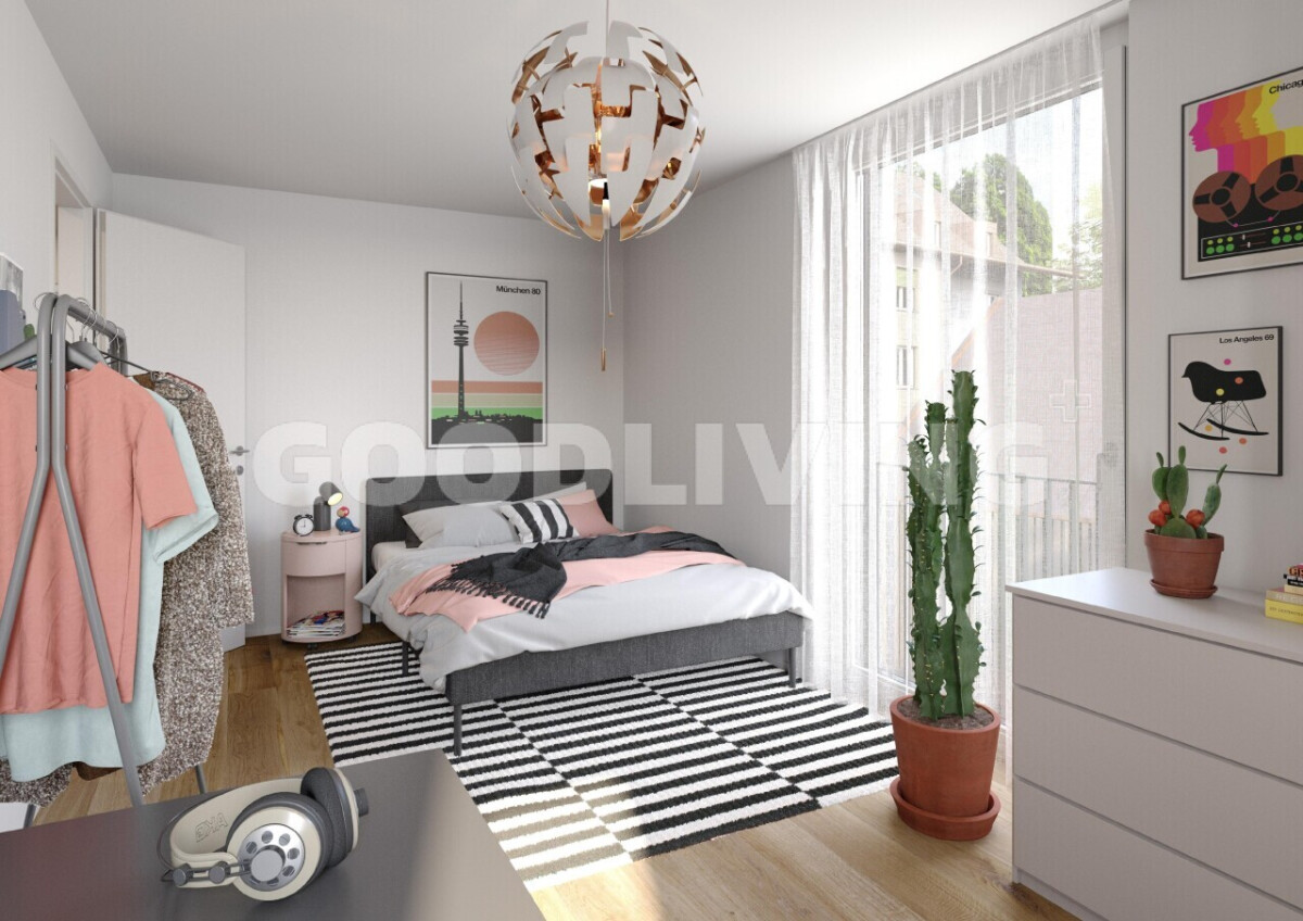 Helles Schlafzimmer mit Fensterfront und Pflanzen