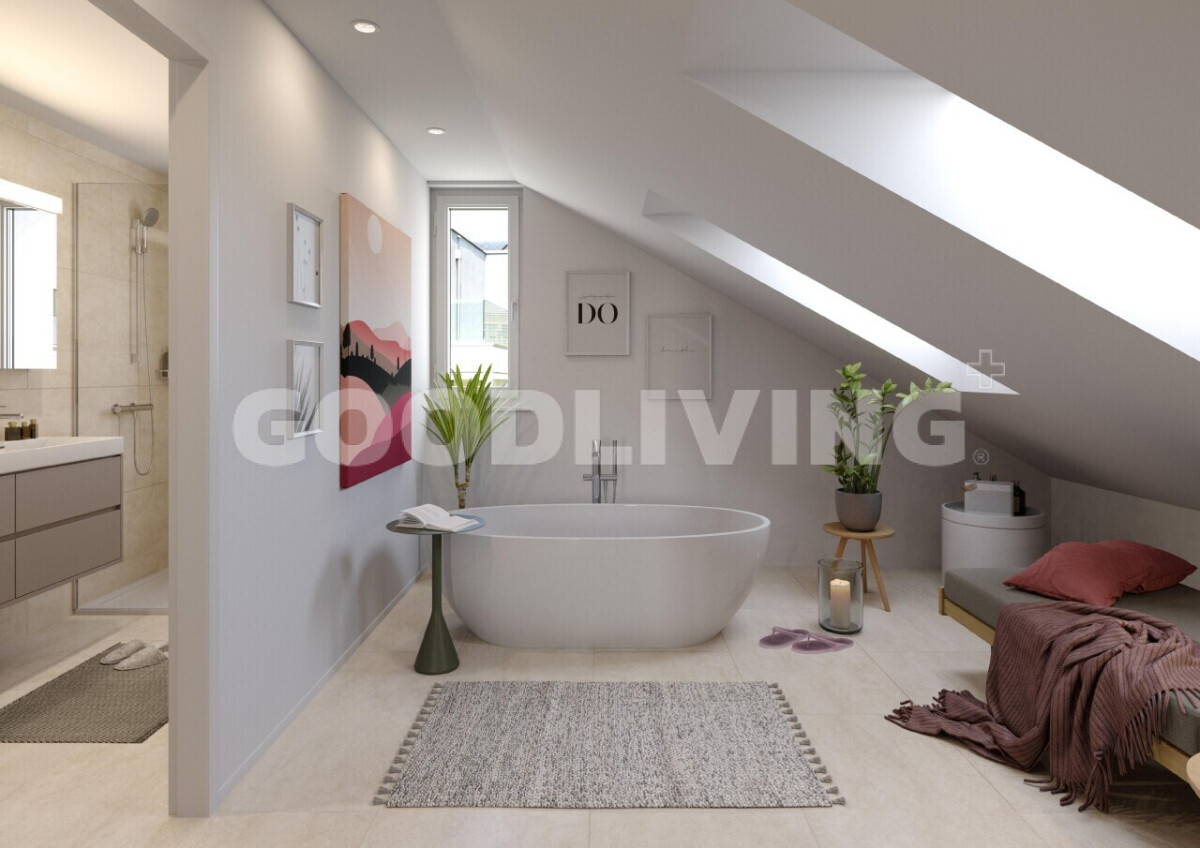 Modernes Dachgeschoss-Badezimmer mit freistehender Wanne