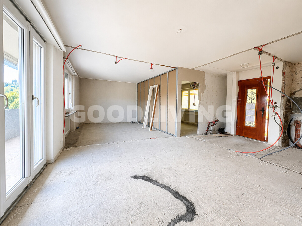 Renovierungsbedürftiger Innenraum im Rohbau