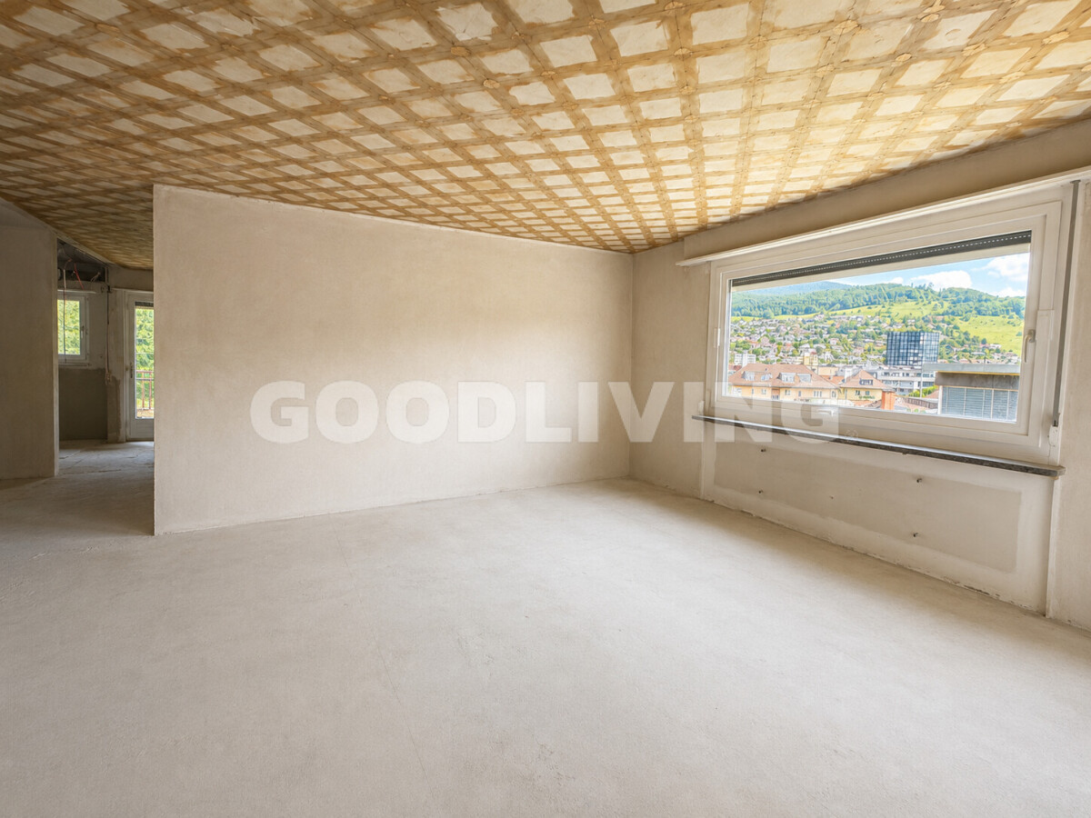 Leeres Zimmer mit Bergblick