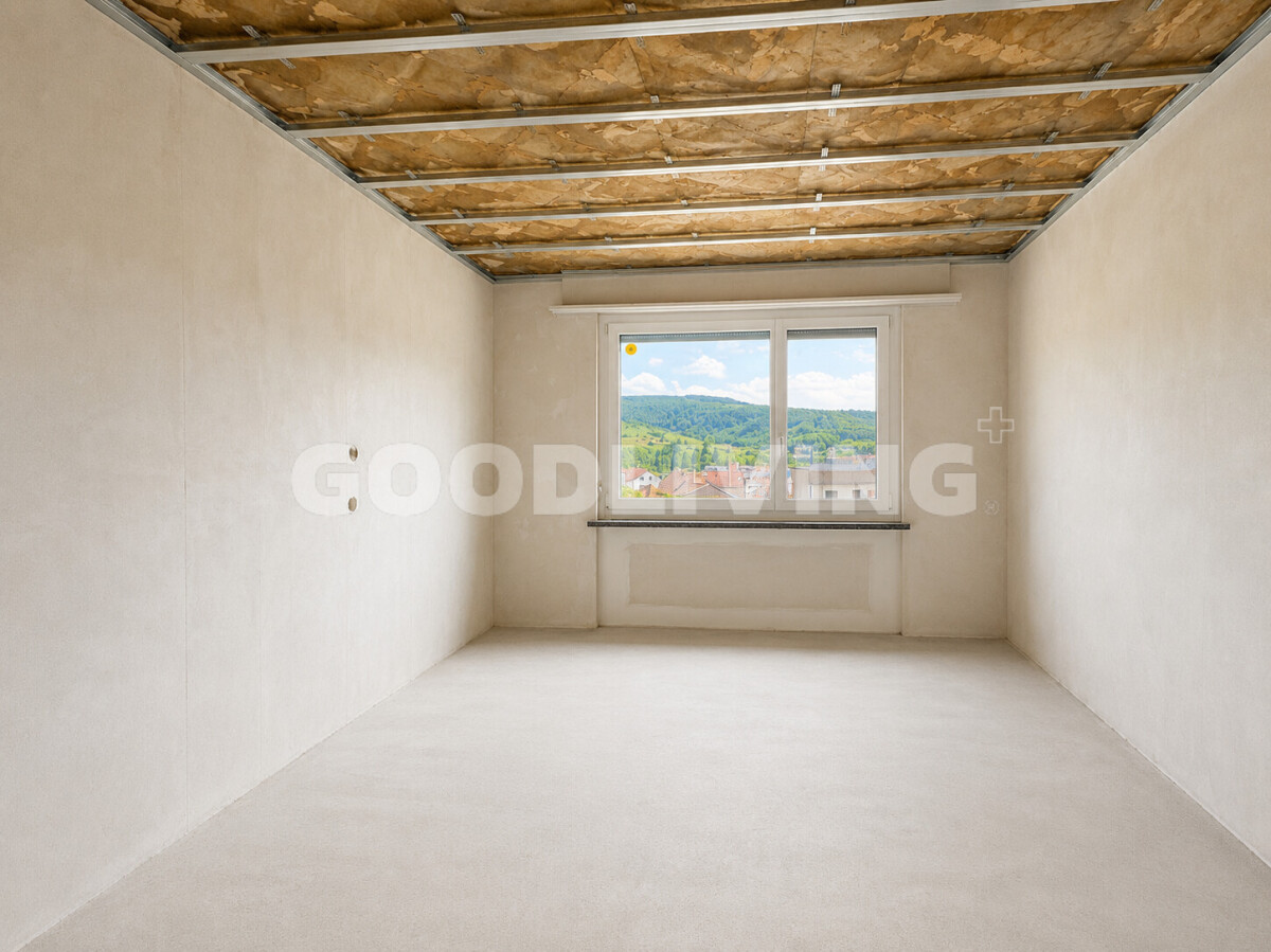 Unfertiger leerer Innenraum mit Fensterblick