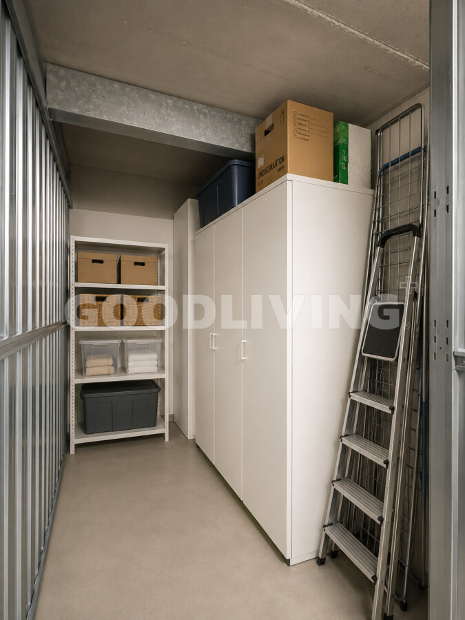 Abstellraum mit Regalen und Schrank