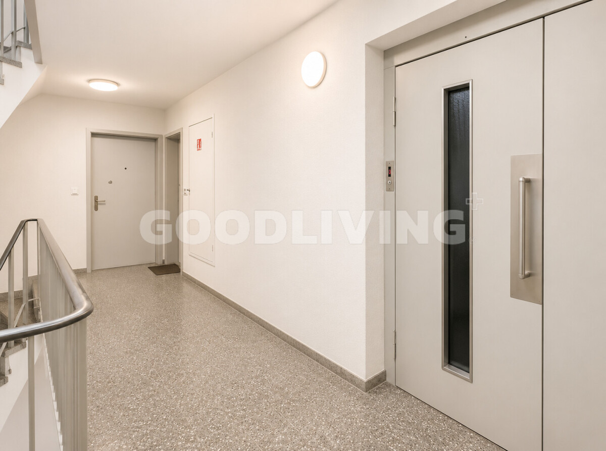 Treppenhaus-Flur mit Aufzug und Wohnungstür
