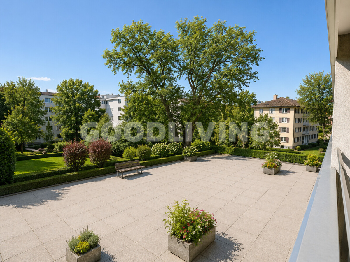 Große Terrasse mit Blick auf begrünte Wohnanlage