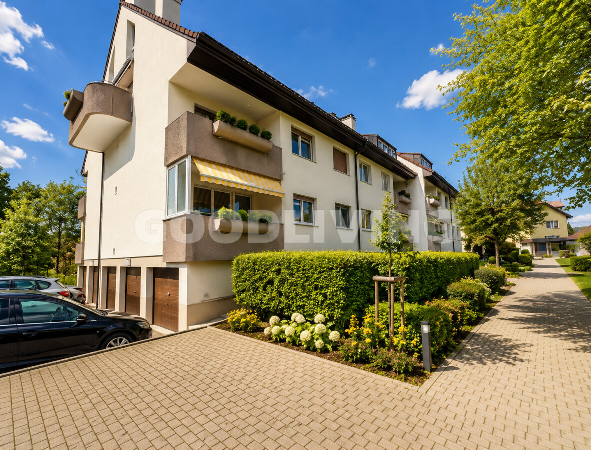 Mehrfamilienhaus mit Balkonen und gepflegter Außenanlage