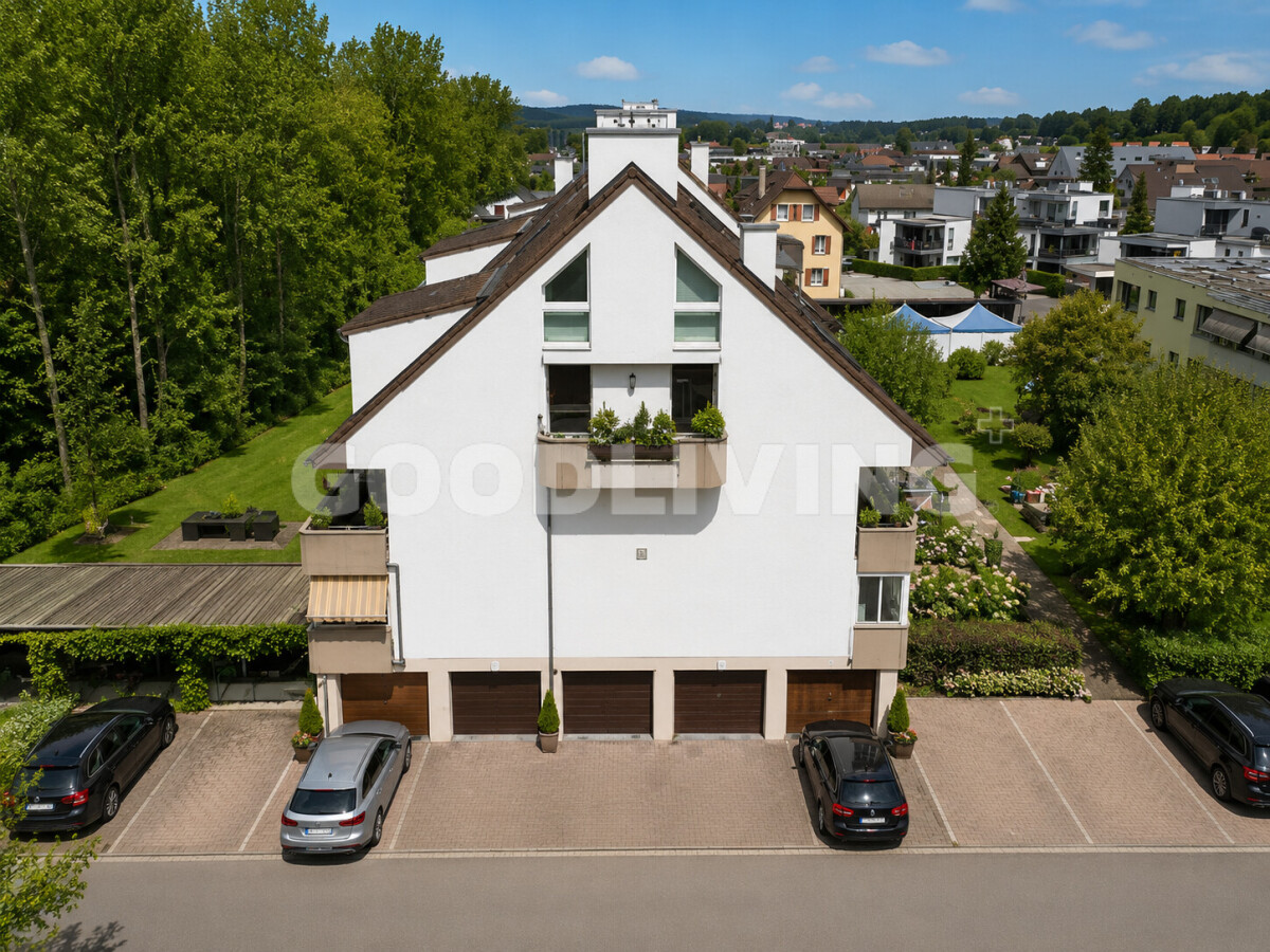 Mehrfamilienhaus mit Satteldach und Garten