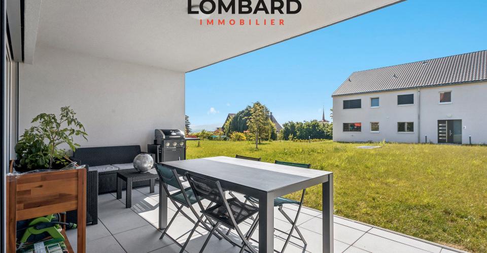 Überdachte Terrasse mit Blick in den Garten