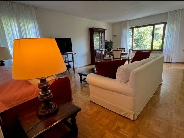 Helles Wohnzimmer mit Essbereich