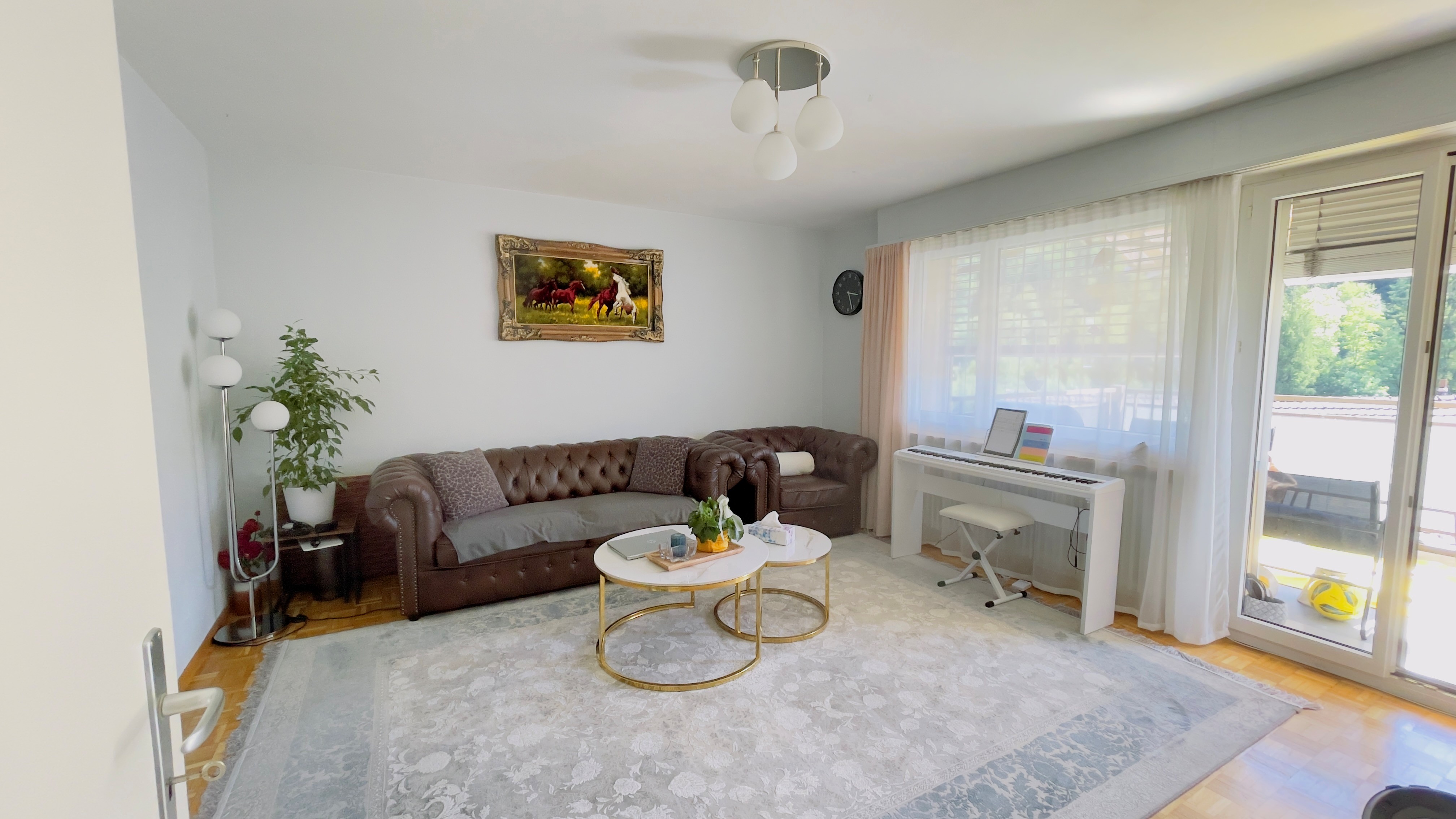 Helles Wohnzimmer mit Balkonzugang