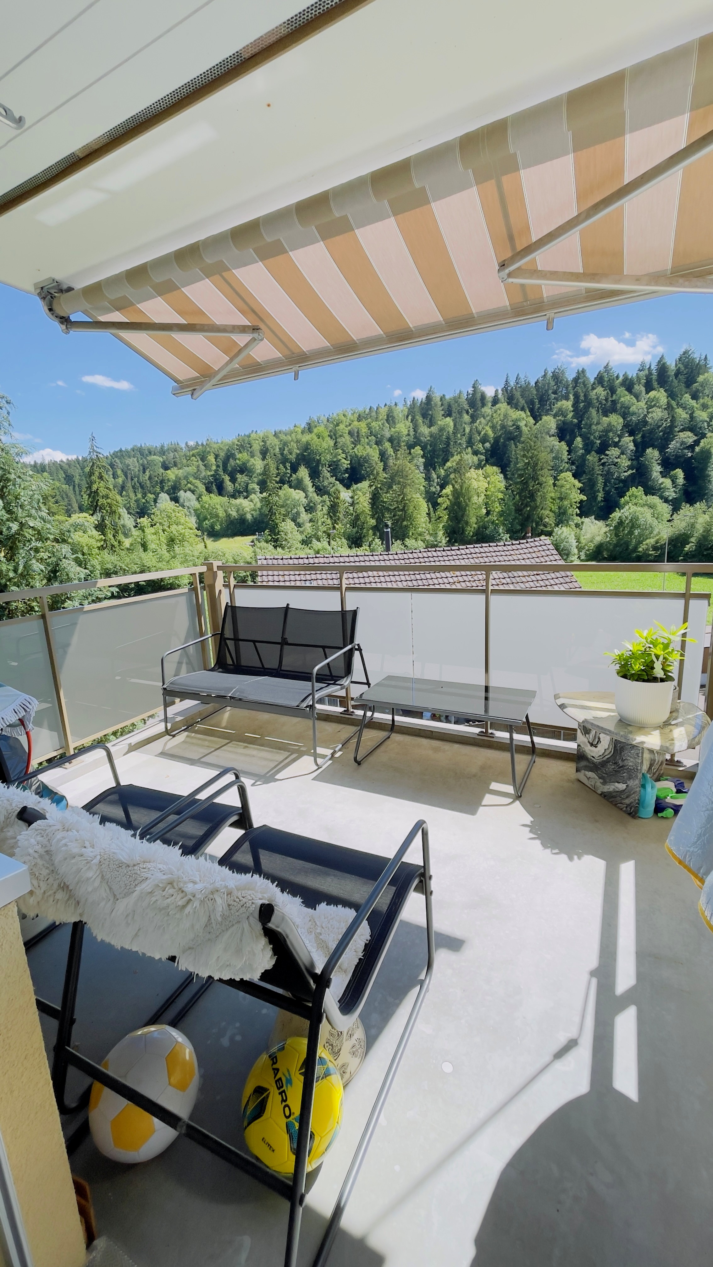 Überdachter Balkon mit Bergblick