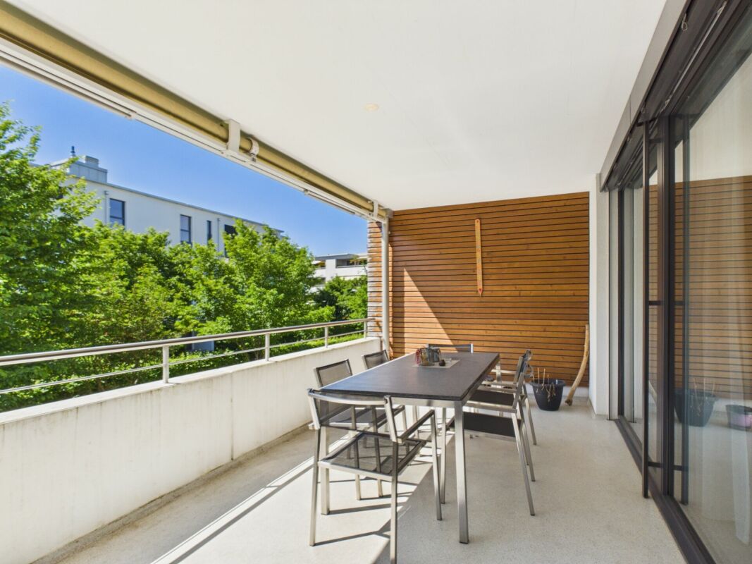 Überdachter Balkon mit Essbereich