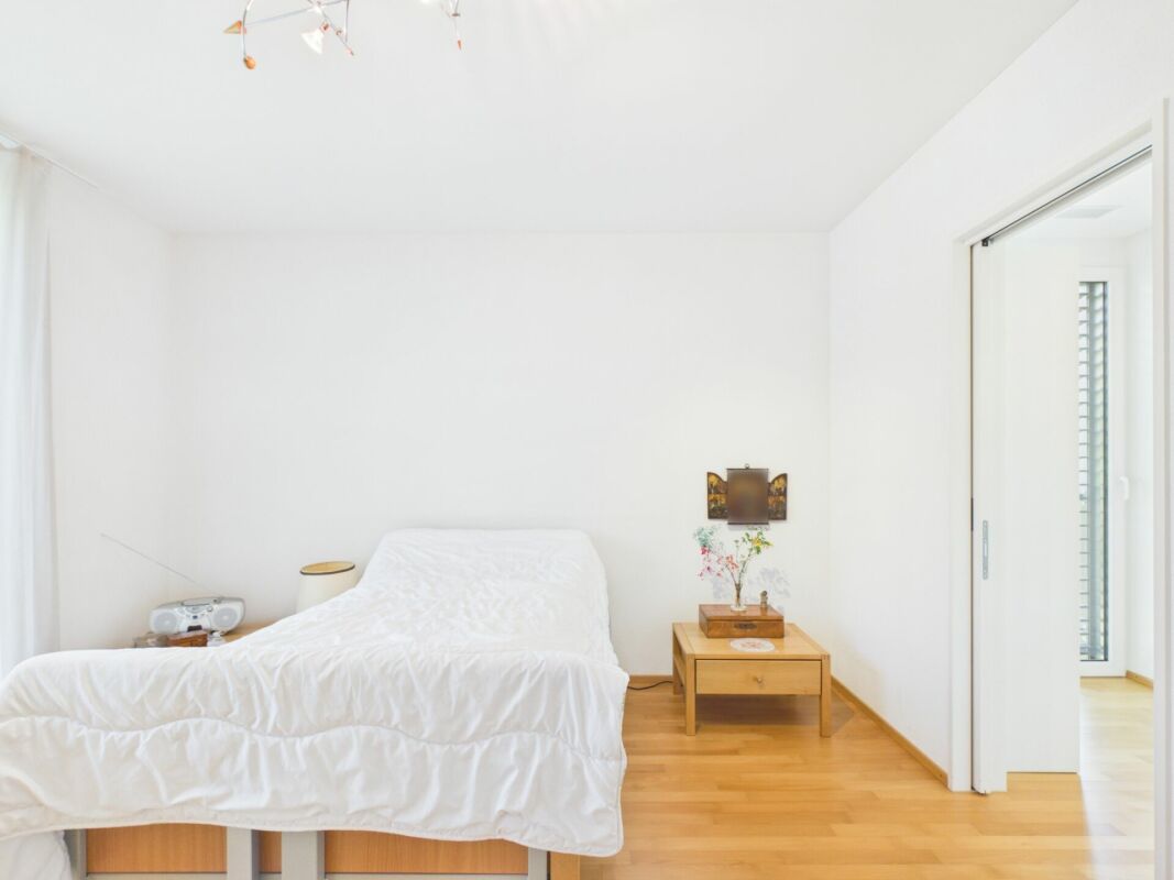 Helles Schlafzimmer mit Einzelbett