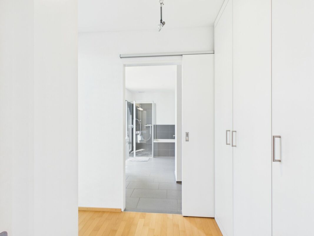 Heller Flur mit Blick ins Bad