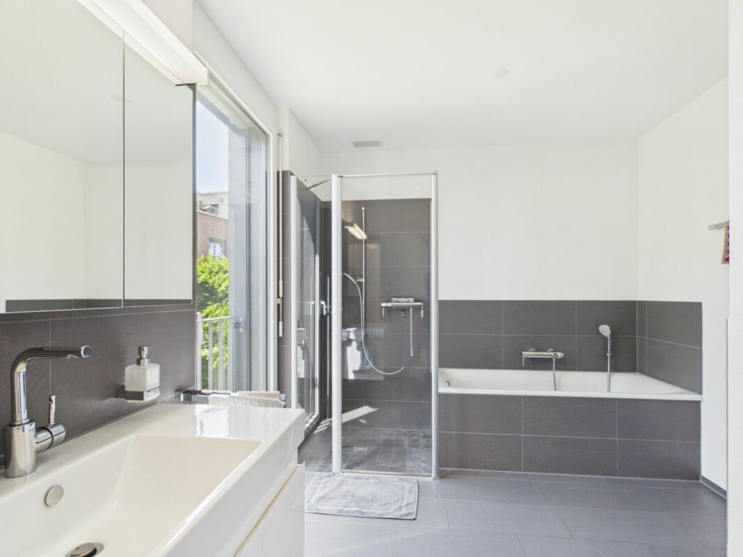 Modernes Badezimmer mit Badewanne und Dusche