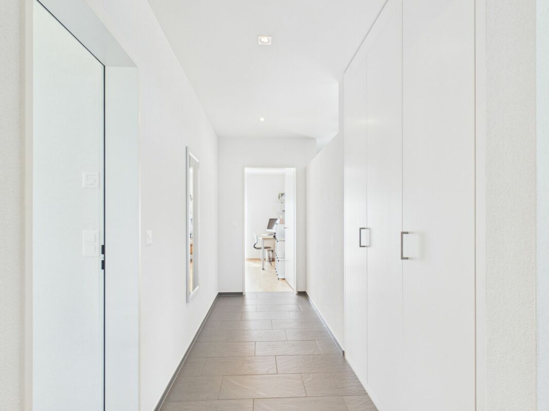 Heller Flur mit Einbauschrank