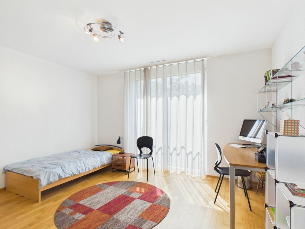 Helles Schlafzimmer mit Arbeitsbereich