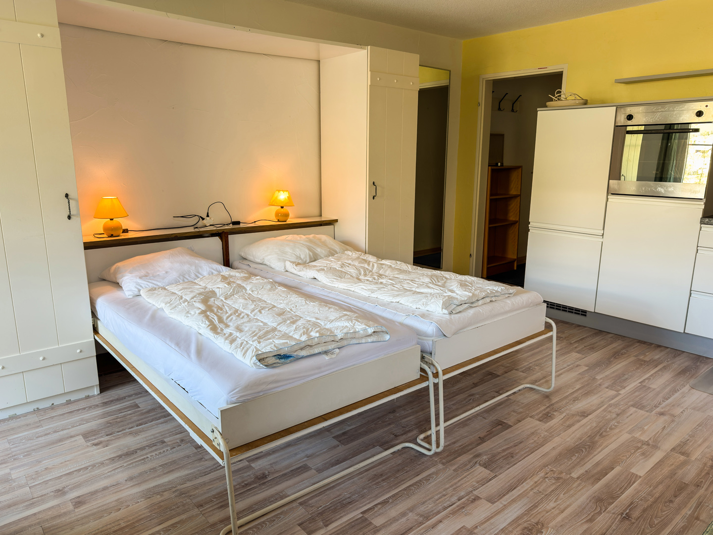 Schlafzimmer mit Doppelbett und Einbauschrank