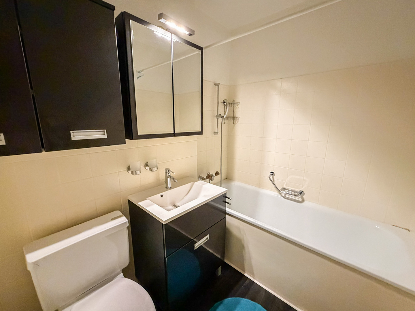 Badezimmer mit Badewanne und Waschtisch