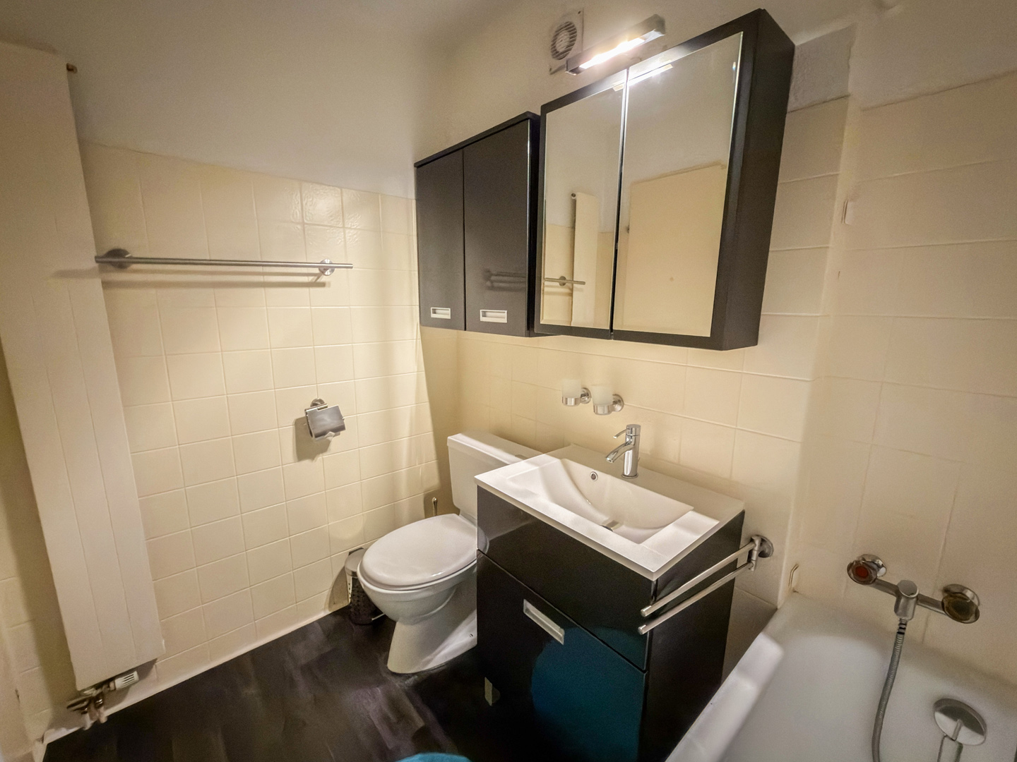 Kleines Bad mit WC und Waschplatz