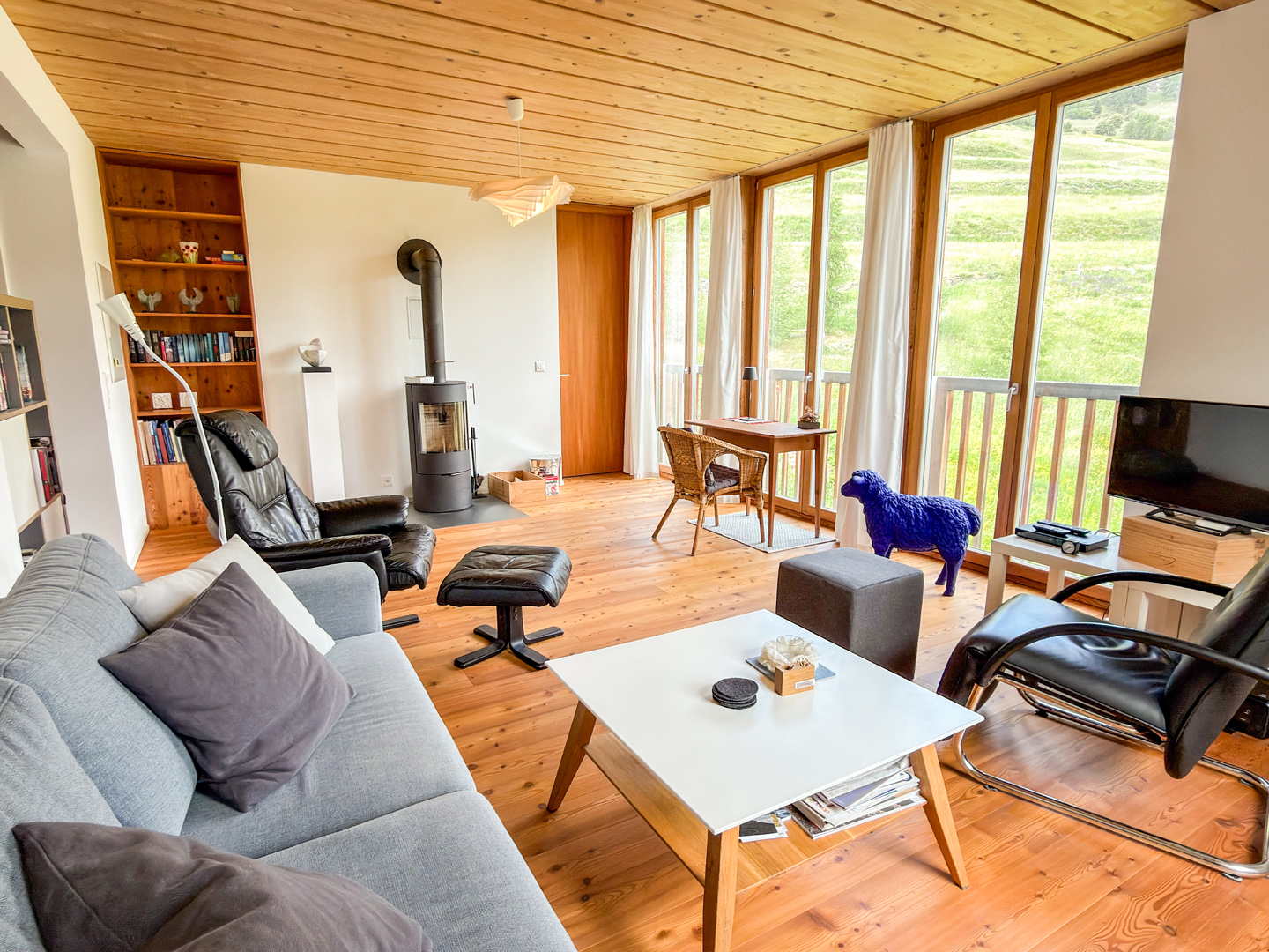 Helles Wohnzimmer mit großflächiger Verglasung