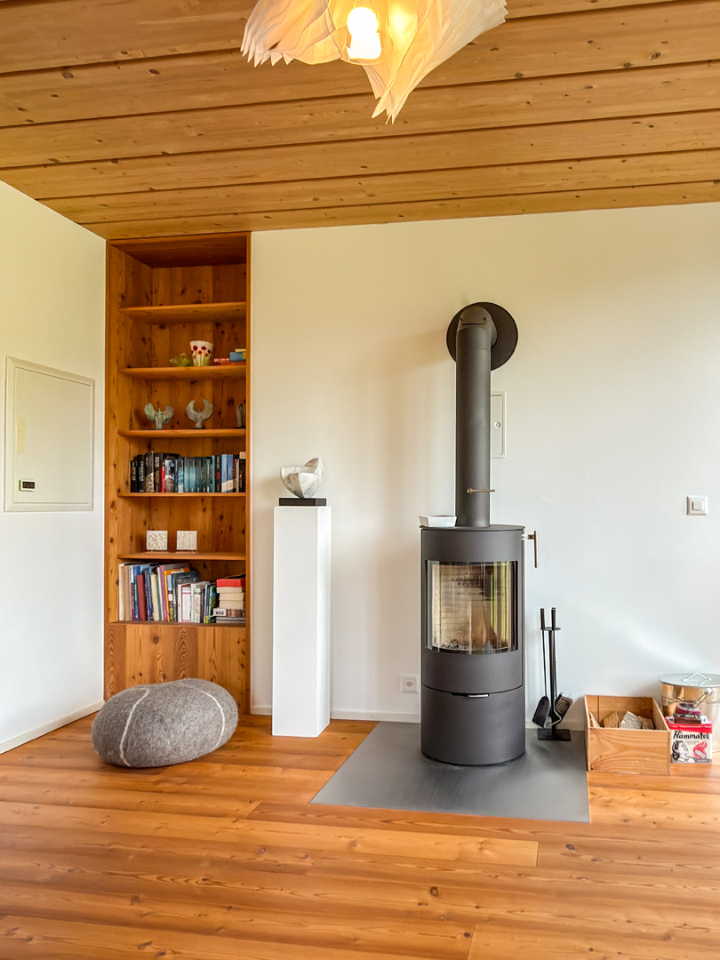Wohnraum mit Kaminofen und Holzdecke