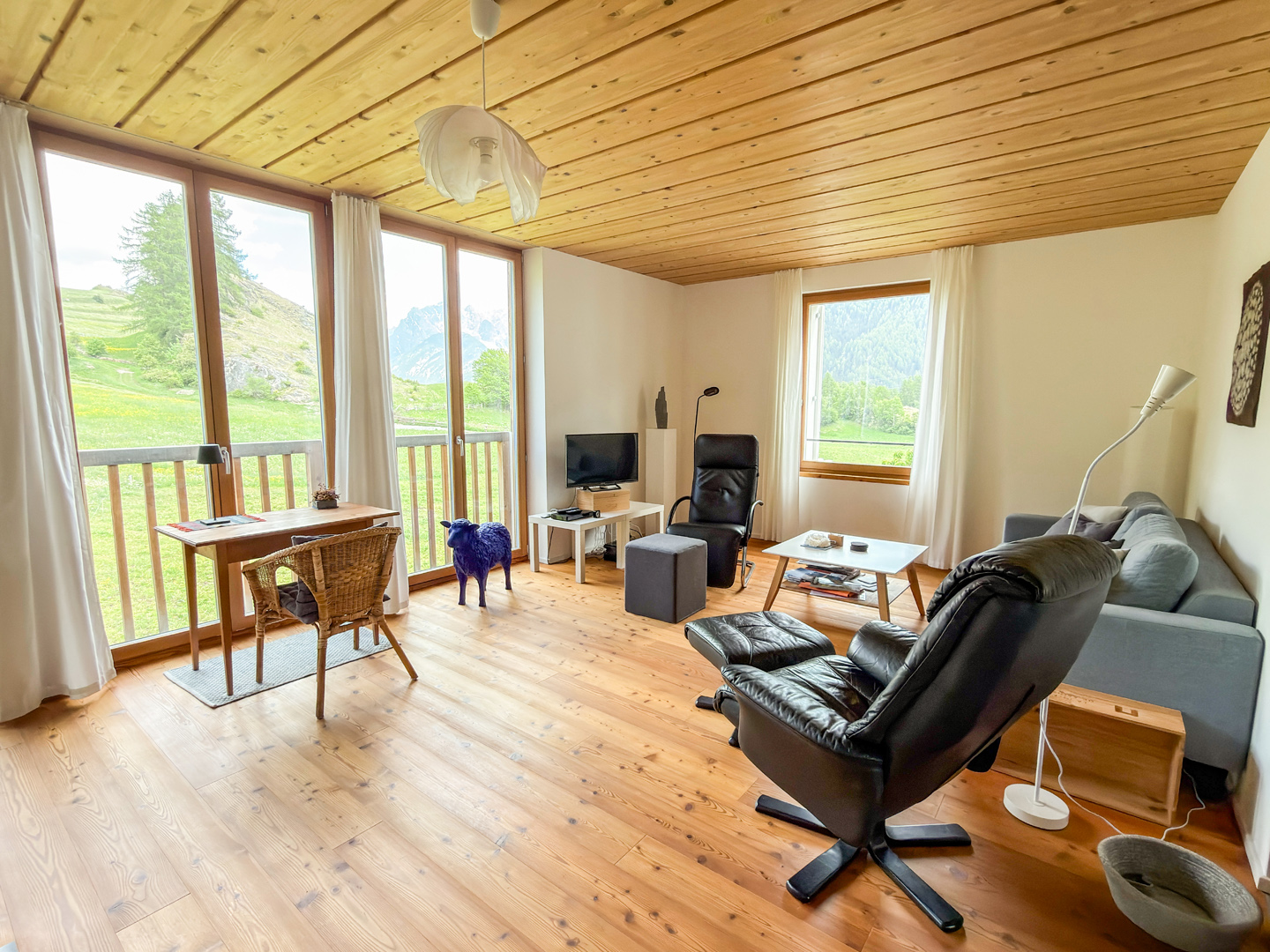 Heller Wohnraum mit Bergblick