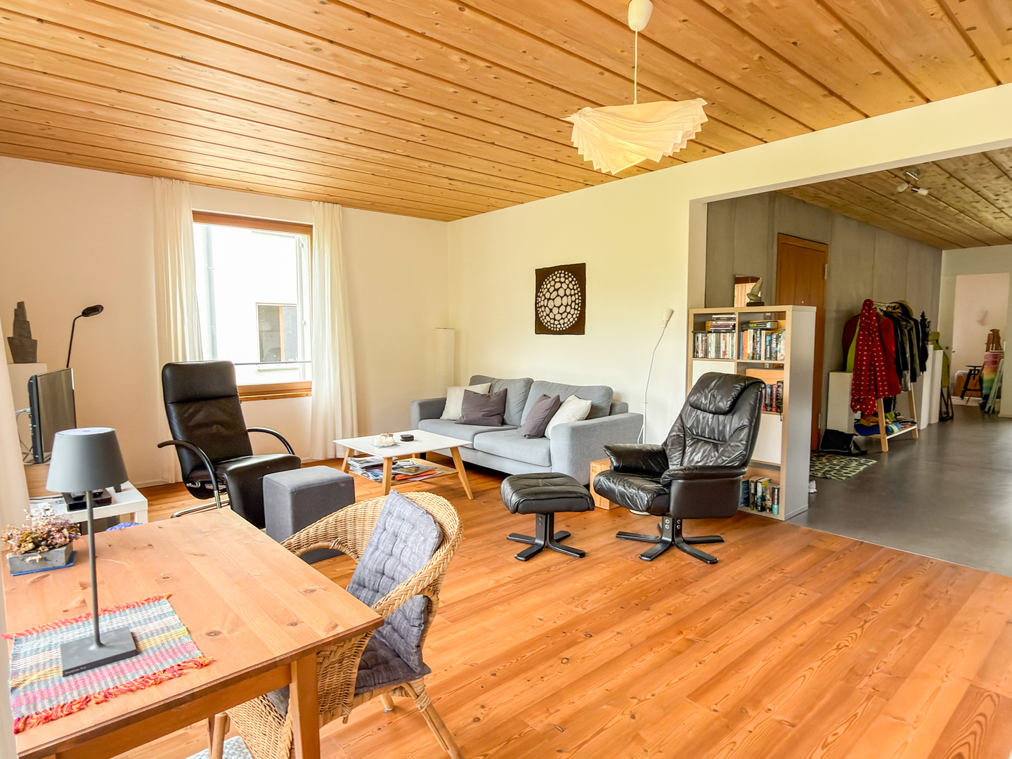 Gemütliches Wohnzimmer mit Holzdecke