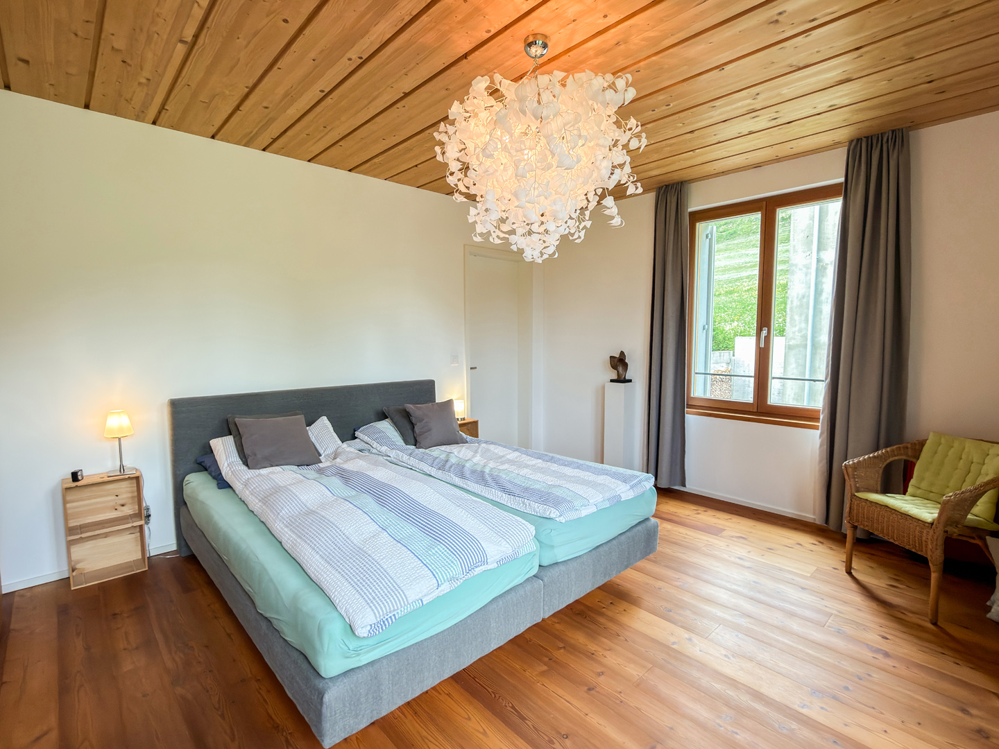 Gemütliches Schlafzimmer mit Holzdecke