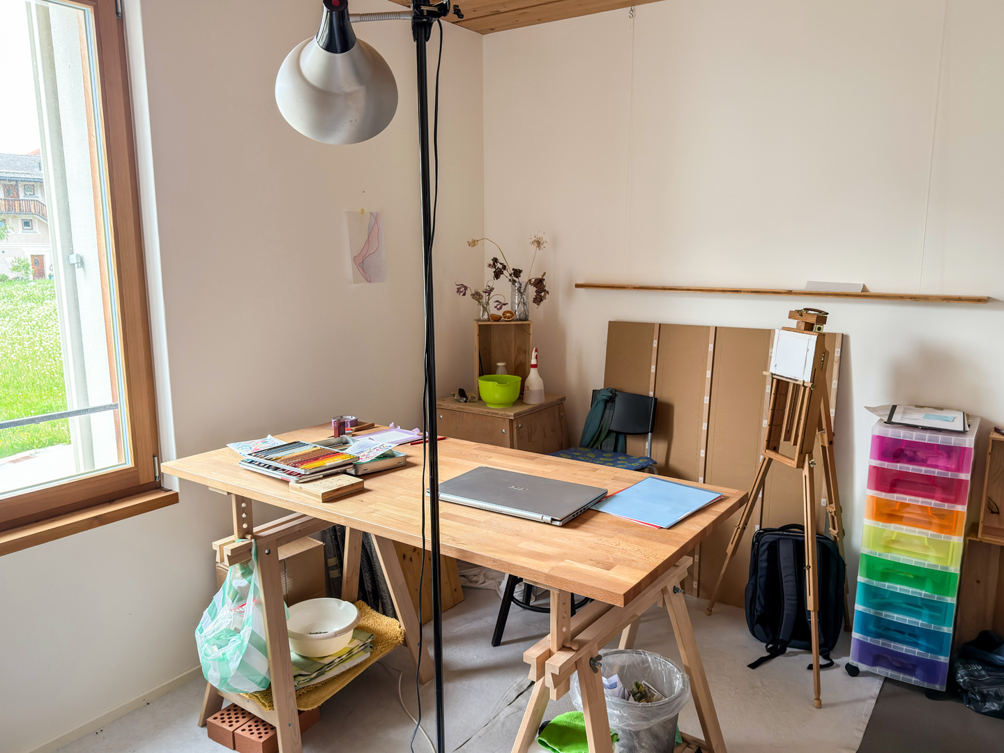 Kleines Atelier mit Arbeitstisch