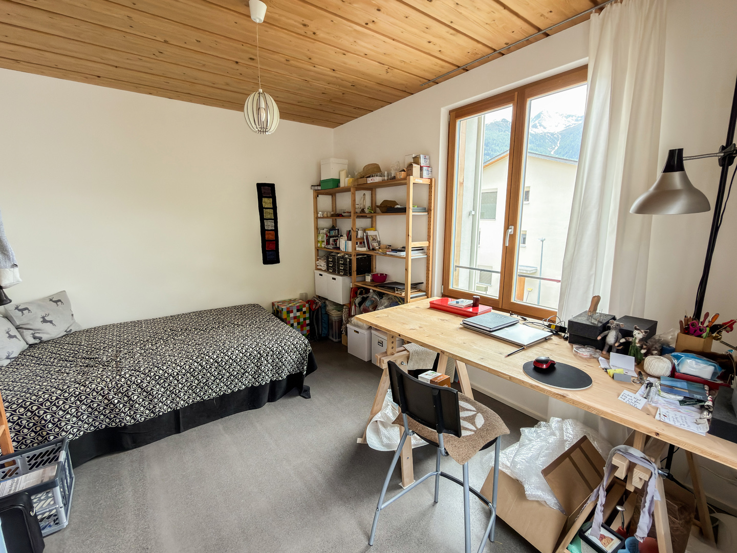Helles Schlafzimmer mit Arbeitsplatz