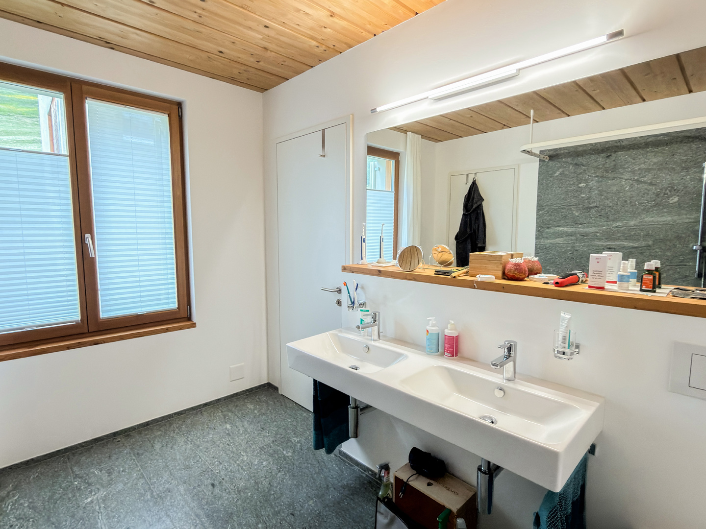 Modernes Badezimmer mit Doppelwaschtisch