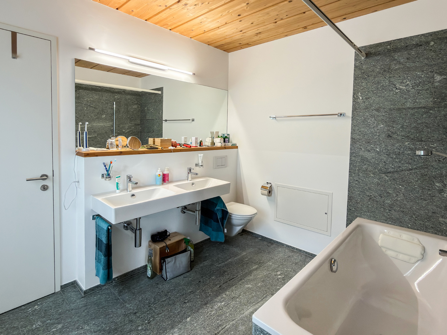 Modernes Badezimmer mit Doppelwaschtisch und Badewanne