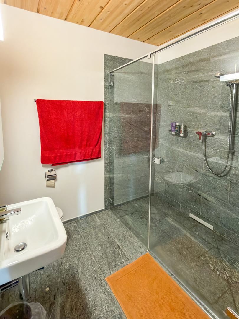 Modernes Badezimmer mit begehbarer Dusche