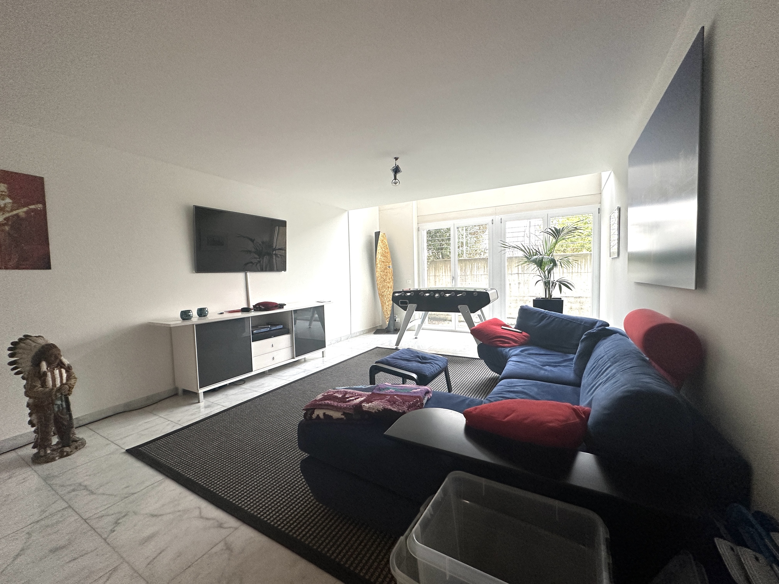Modernes Wohnzimmer mit freiem Blick zum Fensterbereich