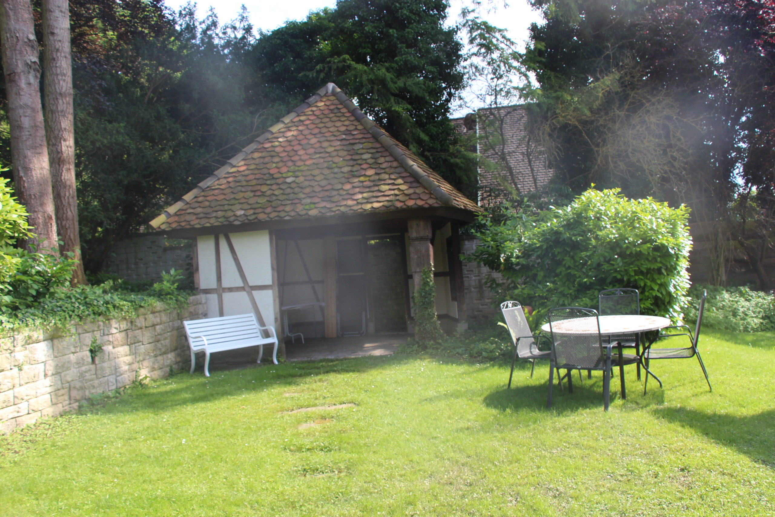 Gartenpavillon mit Sitzgruppe