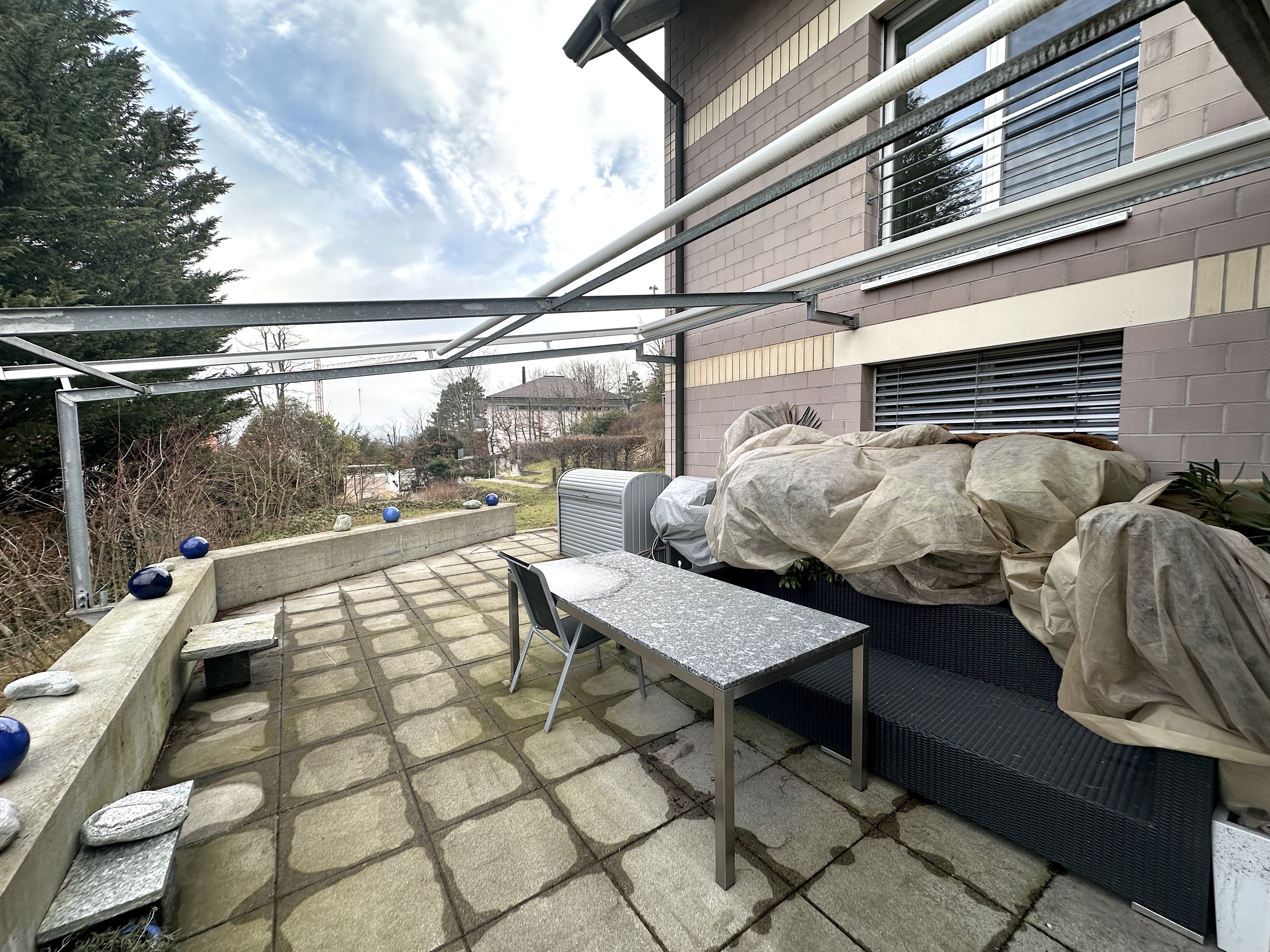Terrasse mit Hausfassade und Gartenblick