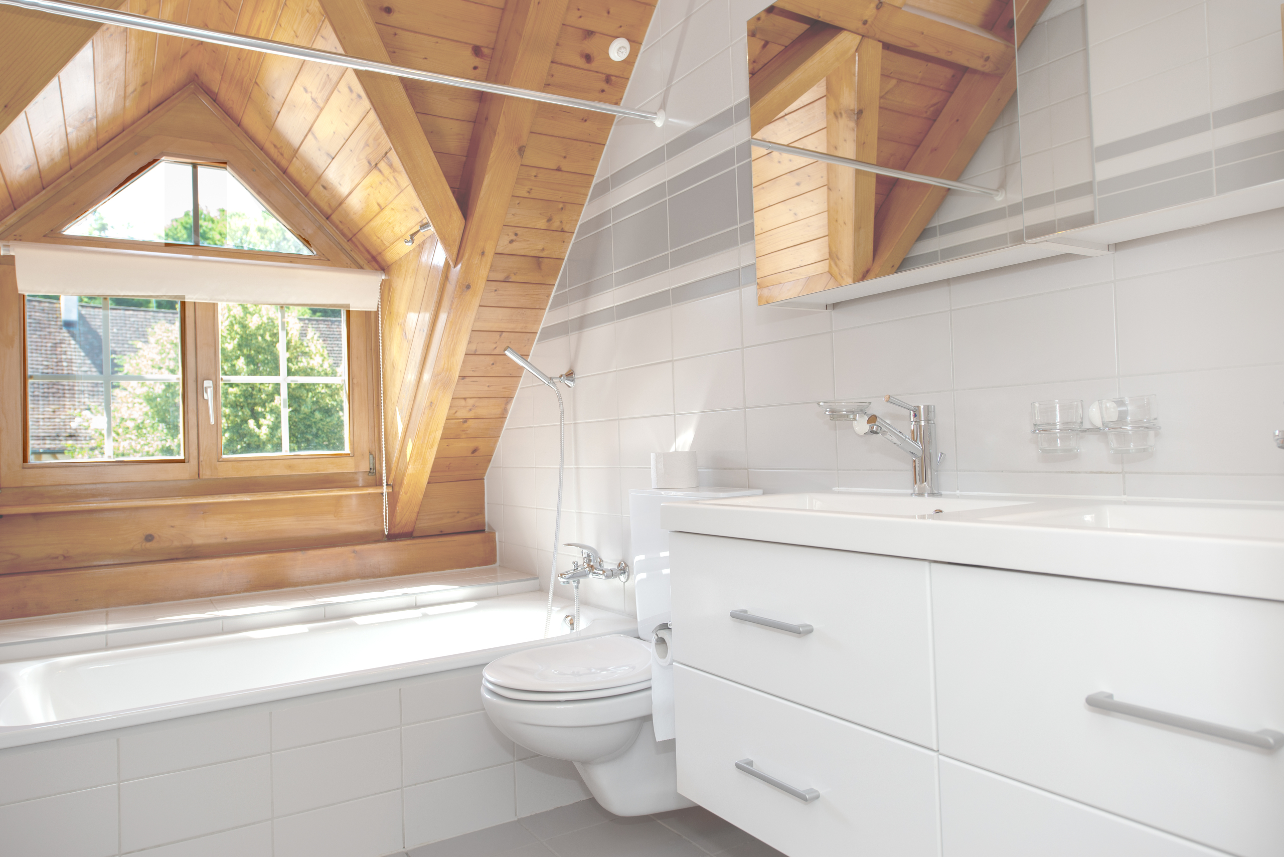 Helles Dachgeschoss-Badezimmer mit Holzdecke