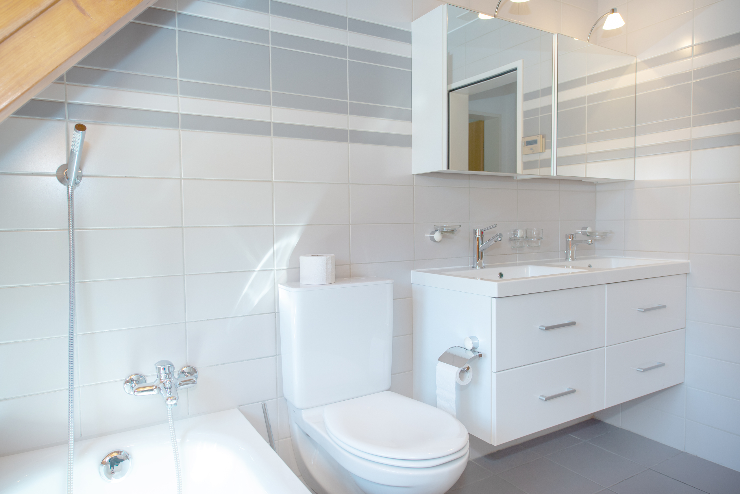 Modernes Badezimmer mit Badewanne, Toilette und Waschtisch