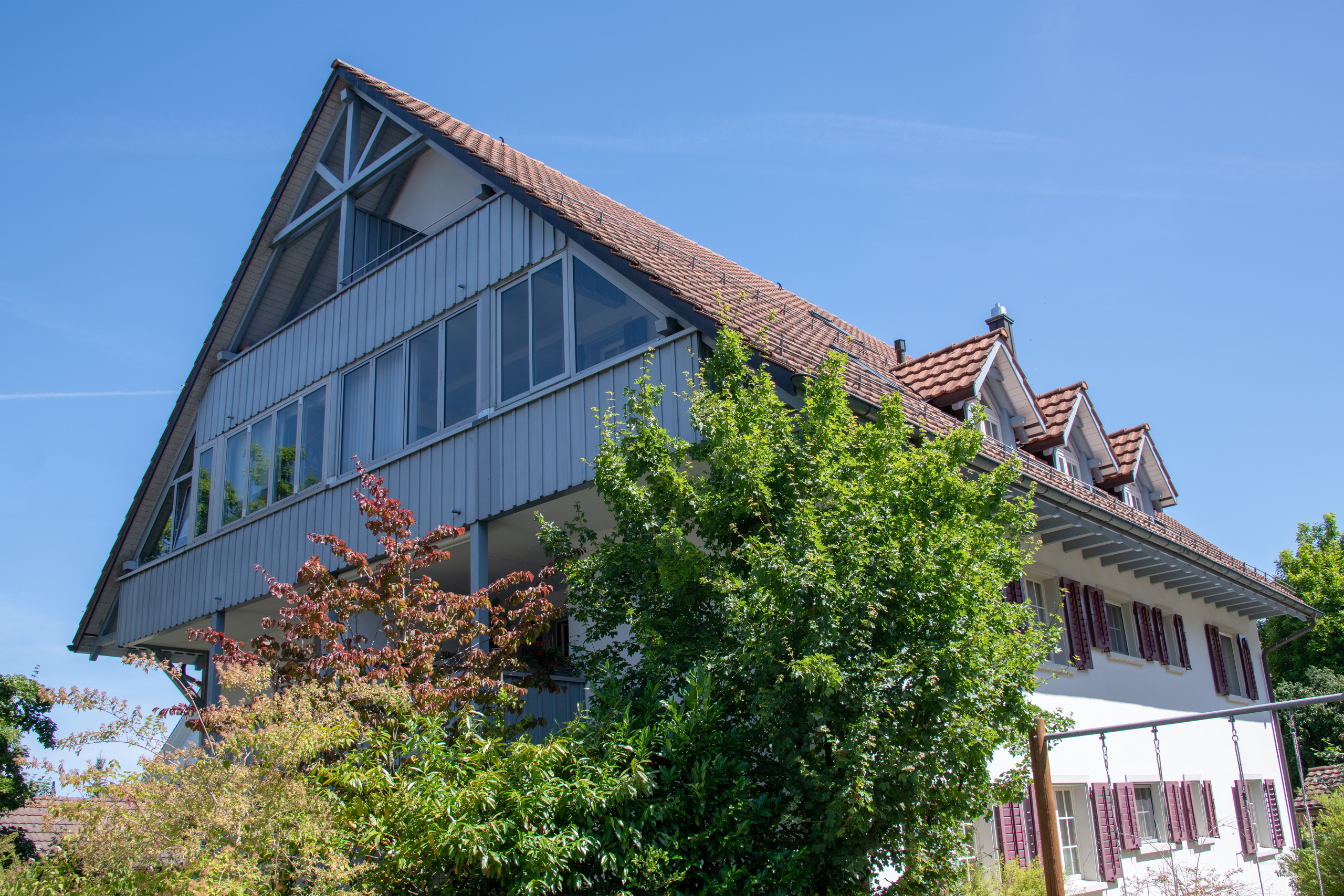 Außenansicht eines großen Hauses mit Satteldach