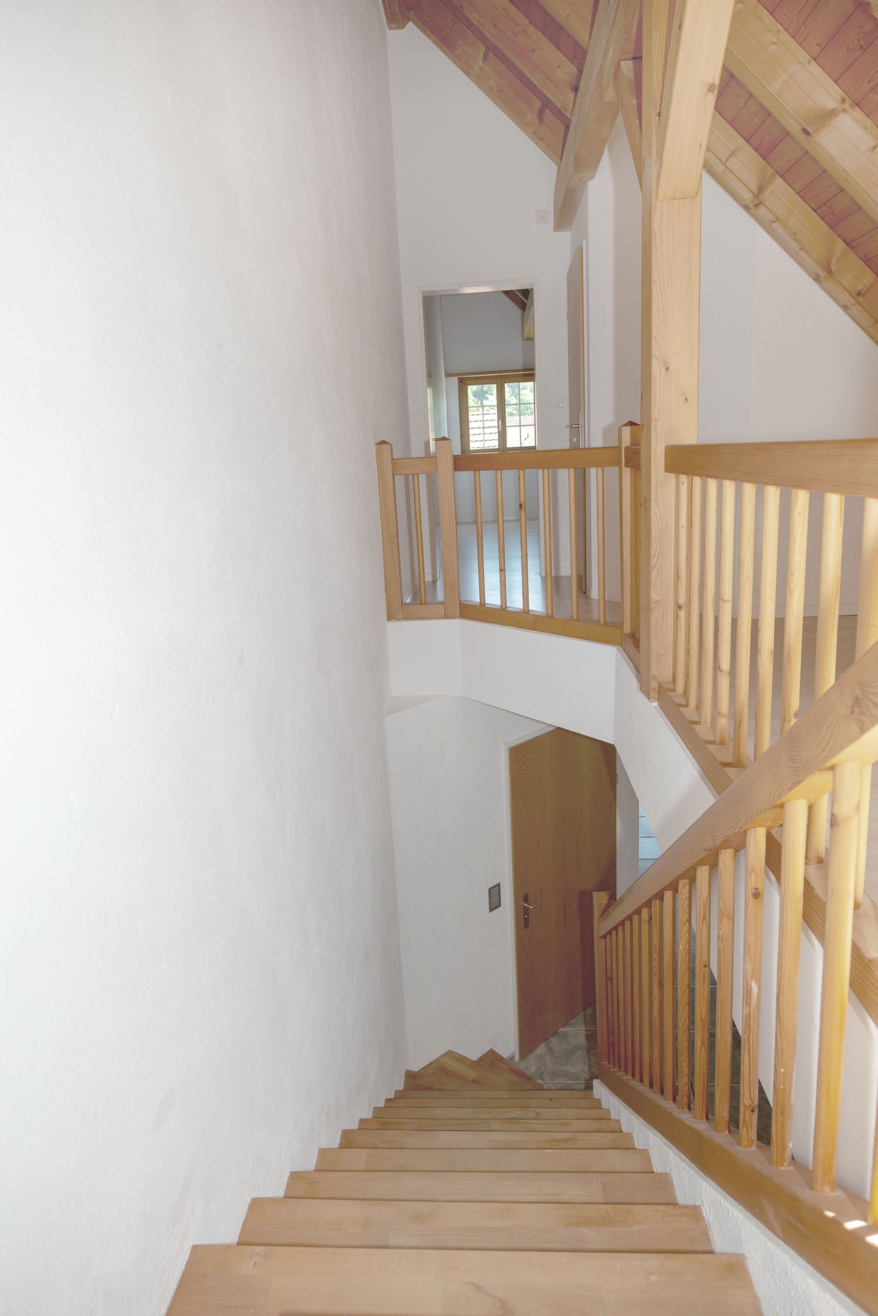 Treppenhaus mit Holzgeländer