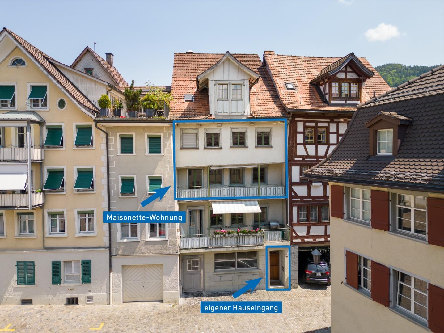 Historisches Mehrfamilienhaus mit markierter Maisonette-Wohnung
