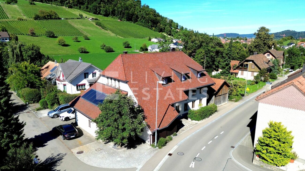 Luftaufnahme eines Wohnhauses in ländlicher Umgebung