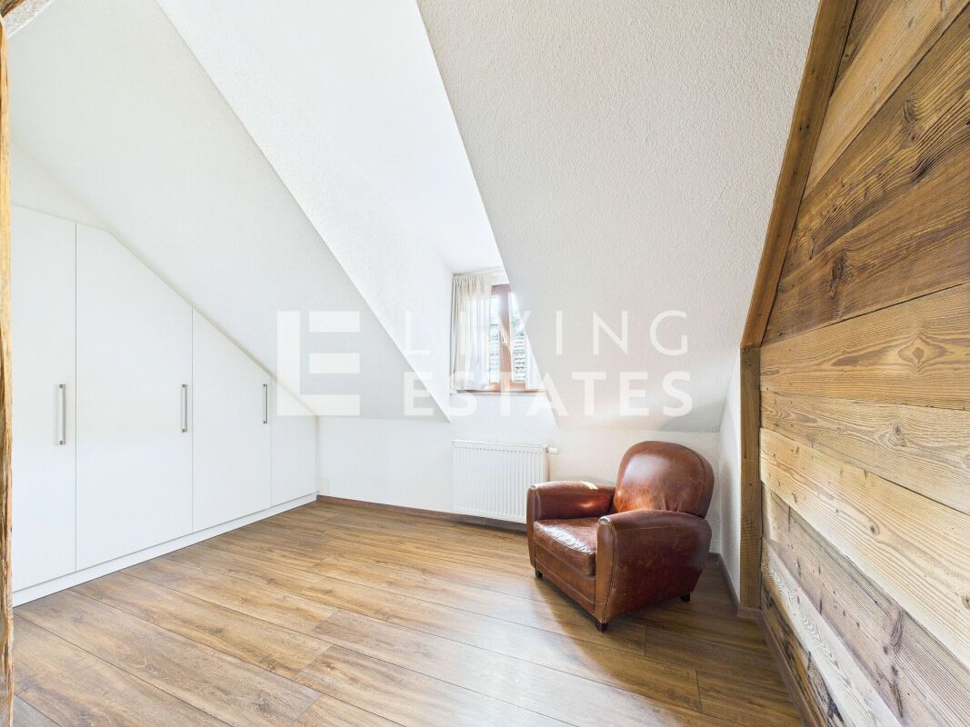 Dachgeschosszimmer mit Holzpaneel-Akzentwand