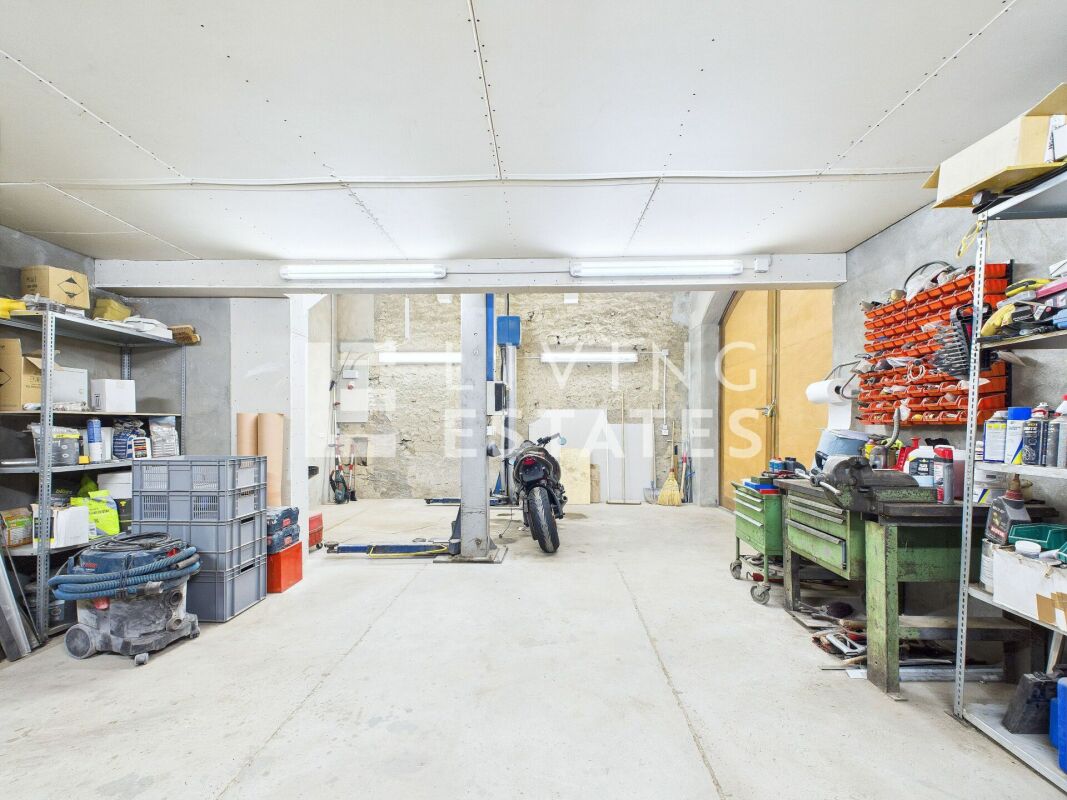 Werkstatt-/Garagenraum mit Motorrad