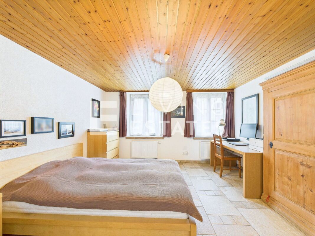 Helles Schlafzimmer mit Holzdecke